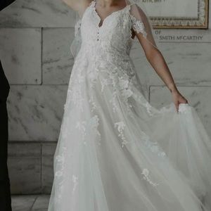 Essence of Australia Wedding Dress Size 4-8